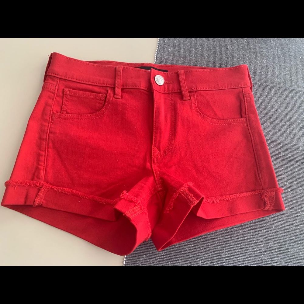 Express red mid rise short